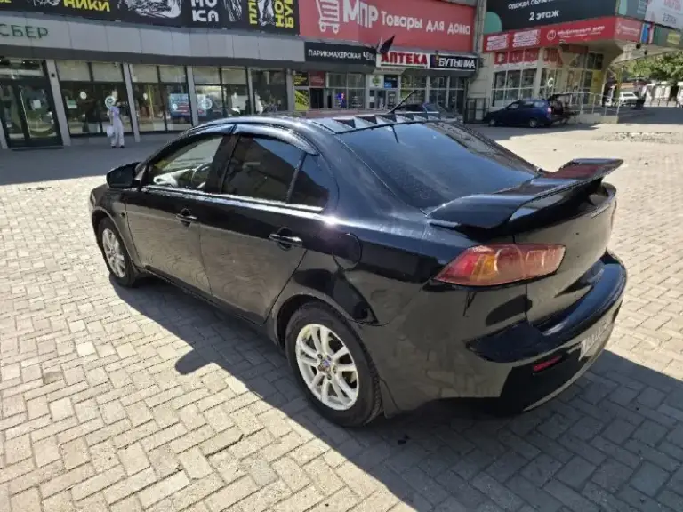 Продам mitsubishi lancer x
2008 Год, 1.8, акпп
Пробег 211 000.

Юридически чистая. Переоформление без проблем.

По технике порядок. Мотор порядок, коробка порядок. Все кнопки работают.

Комплектация: мультируль, круиз, автосвет, датчики дождя, усилитель руля, электрорегулировка зеркал, все 4 стеклоподъёмника.
В машине много чего сделано, т. К. Делал для себя, денег не жалел.
Стоит хорошая андроид магнитола с andoid auto и carplay.
Стоит дорогая, хорошая музыка. Новые динамики, сабвуфер от sony в багажнике, новый усилок.  
Установлен регистратор, камера заднего вида.
Стоит проекция на лобовое.
Климат работает (холодит и греет как надо).
Салон красивый, опрятный. Новые дорогие чехлы кожа+алькантара. Качественно перешит руль.
Сигнализация starline с автозапуском. Работает как часы.
Подушки на месте. Abs, esp.
2 Комплекта колёс. +запаска целая. Лето на дисках, зима штампы. Резина год назад бралась новая.

Сделана шумоизоляция капота, переднего правого подкрылка. (на второй подкрылок не успел поставить, времени не хватило. Весь комплект шумки в 3 слоя и инструменты для него отдам.
С машиной ещё много всего в довесок прилагается. От мелочей до разнообразных запчастей.

По кузову есть возрастные косяки. На фото все видно.

Цена: 650.000 р.
Продажа срочная, хороший торг у капота.

Осмотр днр, г. Донецк.
Подробности по телефону:
Роман
Феникс: +7-949-699-48-13
Мтс: +7-985-007-41-97 
Телеграм: @pyke666 / +79850074197 - фотография - 6