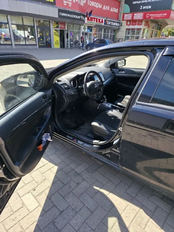 Продам mitsubishi lancer x
2008 Год, 1.8, акпп
Пробег 211 000.

Юридически чистая. Переоформление без проблем.

По технике порядок. Мотор порядок, коробка порядок. Все кнопки работают.

Комплектация: мультируль, круиз, автосвет, датчики дождя, усилитель руля, электрорегулировка зеркал, все 4 стеклоподъёмника.
В машине много чего сделано, т. К. Делал для себя, денег не жалел.
Стоит хорошая андроид магнитола с andoid auto и carplay.
Стоит дорогая, хорошая музыка. Новые динамики, сабвуфер от sony в багажнике, новый усилок.  
Установлен регистратор, камера заднего вида.
Стоит проекция на лобовое.
Климат работает (холодит и греет как надо).
Салон красивый, опрятный. Новые дорогие чехлы кожа+алькантара. Качественно перешит руль.
Сигнализация starline с автозапуском. Работает как часы.
Подушки на месте. Abs, esp.
2 Комплекта колёс. +запаска целая. Лето на дисках, зима штампы. Резина год назад бралась новая.

Сделана шумоизоляция капота, переднего правого подкрылка. (на второй подкрылок не успел поставить, времени не хватило. Весь комплект шумки в 3 слоя и инструменты для него отдам.
С машиной ещё много всего в довесок прилагается. От мелочей до разнообразных запчастей.

По кузову есть возрастные косяки. На фото все видно.

Цена: 650.000 р.
Продажа срочная, хороший торг у капота.

Осмотр днр, г. Донецк.
Подробности по телефону:
Роман
Феникс: +7-949-699-48-13
Мтс: +7-985-007-41-97 
Телеграм: @pyke666 / +79850074197 - фотография - 9
