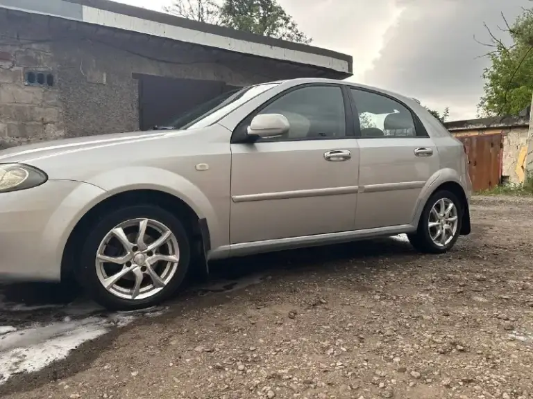 Продам chevrolet lacetti 1.4, 2008года, пробег 196тыс.
✅Двигатель и коробка без нареканий, авто хозяйское, запчасти ставились только качественные, вложений не требует.
✅Ходовая часть вкруг перебрана
✅ Была произведена замена рулевой рейки на новую, и сделан 3d сход-развал
✅ Кузов в хорошем состоянии, есть мелкие дефекты, дно и пороги целое, полгода назад была обработана
✅ Салон в отличном состоянии, в новых чехлах
✅ Резина летняя на дисках в хорошем состоянии, зимняя на штамповках с оригинальными колпаками в отличном состоянии
✅ Авто в моем владении 3 года, за это время заменил задние амортизационные стойки с опорами, передний стабилизатор с втулками, стойки стабилизатора, колодки тормозные передние и задние, колодки ручника, заменена прокладка клапанной крышки, заменены датчик распредвала и коленвала.
✅ Комплектация: гур, кондиционер, 4 стеклоподъёмника, абс, 2 дин сенсорная магнитола, камера заднего вида.
✅ Документы в полном порядке.
💵 Цена 500 000 торг
📱+79497100
📞 Звоните: +7(949)7100716 - фотография - 3