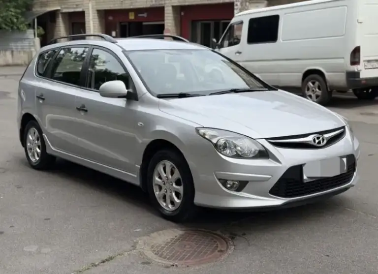 Продам надежный вместительный автомобиль с-класса хендай i30
2011 Год, акпп, 112тыс км родной пробег, двигатель 1.6, 123лс. Машина покупалась в автосалоне донецка, была сразу обработана и установлена сигнализация. Есть сервисные книги, чеки, два ключа. В придачу отдам комплект зимних колес(покрышки зима и лето новые), некоторые запчасти оригинал новые.
На данный момент полностью обслужена, заменены масла в двс и акпп с фильтрами, заправлен кондиционер, новый аккумулятор.
Недавно установлена андроид магнитолла( заводскую тоже отдам) с камерой заднего хода. ..
Машина в очень хорошем состоянии, салон как новый, вся в заводе, стекла родные. Частично подкрашено переднее и заднее крыло из-за царапин.
Для тех кто ищет хороший автомобиль для семьи и работы
Цена 1.100 млн торг
+79493786727 - фотография - 1