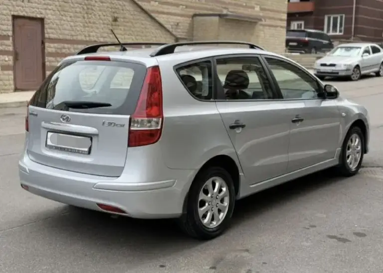 Продам надежный вместительный автомобиль с-класса хендай i30
2011 Год, акпп, 112тыс км родной пробег, двигатель 1.6, 123лс. Машина покупалась в автосалоне донецка, была сразу обработана и установлена сигнализация. Есть сервисные книги, чеки, два ключа. В придачу отдам комплект зимних колес(покрышки зима и лето новые), некоторые запчасти оригинал новые.
На данный момент полностью обслужена, заменены масла в двс и акпп с фильтрами, заправлен кондиционер, новый аккумулятор.
Недавно установлена андроид магнитолла( заводскую тоже отдам) с камерой заднего хода. ..
Машина в очень хорошем состоянии, салон как новый, вся в заводе, стекла родные. Частично подкрашено переднее и заднее крыло из-за царапин.
Для тех кто ищет хороший автомобиль для семьи и работы
Цена 1.100 млн торг
+79493786727 - фотография - 2