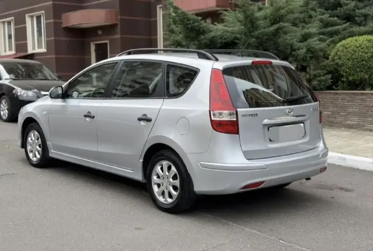 Продам надежный вместительный автомобиль с-класса хендай i30
2011 Год, акпп, 112тыс км родной пробег, двигатель 1.6, 123лс. Машина покупалась в автосалоне донецка, была сразу обработана и установлена сигнализация. Есть сервисные книги, чеки, два ключа. В придачу отдам комплект зимних колес(покрышки зима и лето новые), некоторые запчасти оригинал новые.
На данный момент полностью обслужена, заменены масла в двс и акпп с фильтрами, заправлен кондиционер, новый аккумулятор.
Недавно установлена андроид магнитолла( заводскую тоже отдам) с камерой заднего хода. ..
Машина в очень хорошем состоянии, салон как новый, вся в заводе, стекла родные. Частично подкрашено переднее и заднее крыло из-за царапин.
Для тех кто ищет хороший автомобиль для семьи и работы
Цена 1.100 млн торг
+79493786727 - фотография - 3