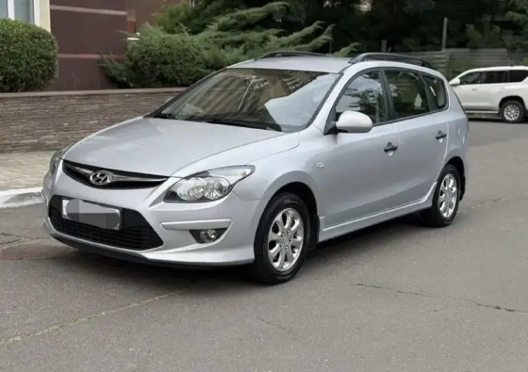 Продам надежный вместительный автомобиль с-класса хендай i30
2011 Год, акпп, 112тыс км родной пробег, двигатель 1.6, 123лс. Машина покупалась в автосалоне донецка, была сразу обработана и установлена сигнализация. Есть сервисные книги, чеки, два ключа. В придачу отдам комплект зимних колес(покрышки зима и лето новые), некоторые запчасти оригинал новые.
На данный момент полностью обслужена, заменены масла в двс и акпп с фильтрами, заправлен кондиционер, новый аккумулятор.
Недавно установлена андроид магнитолла( заводскую тоже отдам) с камерой заднего хода. ..
Машина в очень хорошем состоянии, салон как новый, вся в заводе, стекла родные. Частично подкрашено переднее и заднее крыло из-за царапин.
Для тех кто ищет хороший автомобиль для семьи и работы
Цена 1.100 млн торг
+79493786727 - фотография - 4