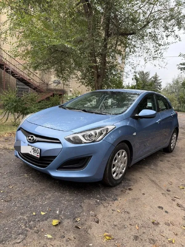 Продам hyundai i30 2012 года. Надёжный и экономичный автомобиль, в очень красивом цвете. Пробег 237000.
Двигатель 1.4. Работает без нареканий тяга очень хорошая, коробка шести ступенчатая механика переключает  очень мягко. По ходовой срочных вложений не требует.
Салон опрятный без дефектов.
По электрике работает всё в штатном режиме, не каких ошибок на приборной панели нет, кондиционер дует очень хорошо, стекла у автомобиля все заводские  включая лобовое, без трещин, из дополнительного установлена сигнализация с обратной связью, уже на зимней резине.
Птс оригинальный, 2 хозяина. Диагностическая карта на руках (тех. Осмотр) можно сразу ехать в мрэо переоформлять. Небольшой торг после осмотра. Обмен не интересует.
Цена 820000 торг после осмотра.
Осмотр в донецке.
79493016365
📲 Tg: дмитрий витальевич
📞 Звоните: +7(949)3016365 - фотография - 2