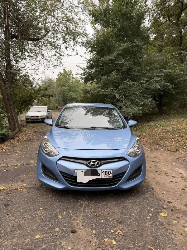 Продам hyundai i30 2012 года. Надёжный и экономичный автомобиль, в очень красивом цвете. Пробег 237000.
Двигатель 1.4. Работает без нареканий тяга очень хорошая, коробка шести ступенчатая механика переключает  очень мягко. По ходовой срочных вложений не требует.
Салон опрятный без дефектов.
По электрике работает всё в штатном режиме, не каких ошибок на приборной панели нет, кондиционер дует очень хорошо, стекла у автомобиля все заводские  включая лобовое, без трещин, из дополнительного установлена сигнализация с обратной связью, уже на зимней резине.
Птс оригинальный, 2 хозяина. Диагностическая карта на руках (тех. Осмотр) можно сразу ехать в мрэо переоформлять. Небольшой торг после осмотра. Обмен не интересует.
Цена 820000 торг после осмотра.
Осмотр в донецке.
79493016365
📲 Tg: дмитрий витальевич
📞 Звоните: +7(949)3016365 - фотография - 3