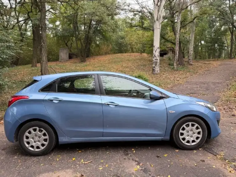 Продам hyundai i30 2012 года. Надёжный и экономичный автомобиль, в очень красивом цвете. Пробег 237000.
Двигатель 1.4. Работает без нареканий тяга очень хорошая, коробка шести ступенчатая механика переключает  очень мягко. По ходовой срочных вложений не требует.
Салон опрятный без дефектов.
По электрике работает всё в штатном режиме, не каких ошибок на приборной панели нет, кондиционер дует очень хорошо, стекла у автомобиля все заводские  включая лобовое, без трещин, из дополнительного установлена сигнализация с обратной связью, уже на зимней резине.
Птс оригинальный, 2 хозяина. Диагностическая карта на руках (тех. Осмотр) можно сразу ехать в мрэо переоформлять. Небольшой торг после осмотра. Обмен не интересует.
Цена 820000 торг после осмотра.
Осмотр в донецке.
79493016365
📲 Tg: дмитрий витальевич
📞 Звоните: +7(949)3016365 - фотография - 4
