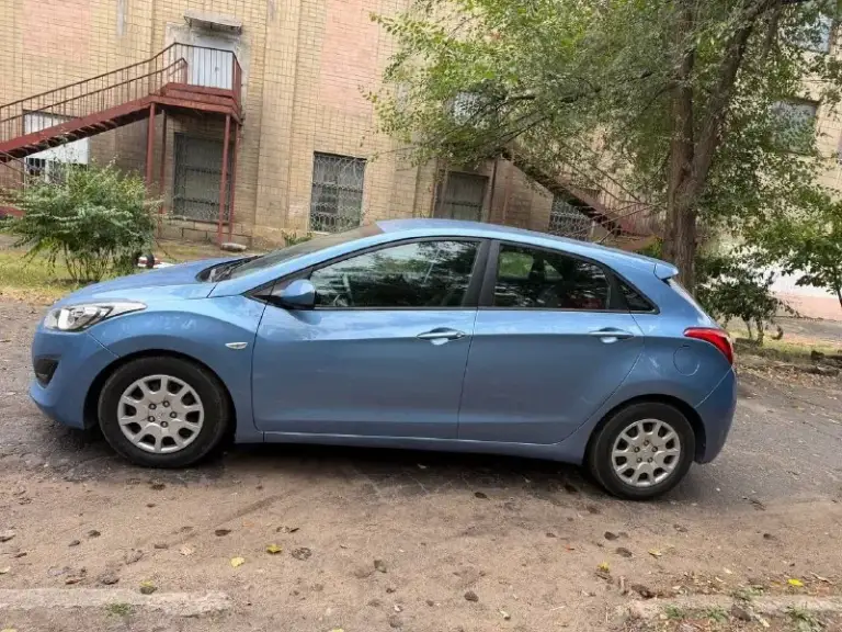 Продам hyundai i30 2012 года. Надёжный и экономичный автомобиль, в очень красивом цвете. Пробег 237000.
Двигатель 1.4. Работает без нареканий тяга очень хорошая, коробка шести ступенчатая механика переключает  очень мягко. По ходовой срочных вложений не требует.
Салон опрятный без дефектов.
По электрике работает всё в штатном режиме, не каких ошибок на приборной панели нет, кондиционер дует очень хорошо, стекла у автомобиля все заводские  включая лобовое, без трещин, из дополнительного установлена сигнализация с обратной связью, уже на зимней резине.
Птс оригинальный, 2 хозяина. Диагностическая карта на руках (тех. Осмотр) можно сразу ехать в мрэо переоформлять. Небольшой торг после осмотра. Обмен не интересует.
Цена 820000 торг после осмотра.
Осмотр в донецке.
79493016365
📲 Tg: дмитрий витальевич
📞 Звоните: +7(949)3016365 - фотография - 5