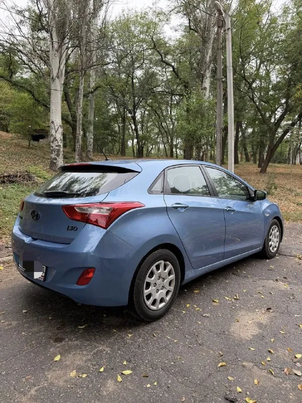 Продам hyundai i30 2012 года. Надёжный и экономичный автомобиль, в очень красивом цвете. Пробег 237000.
Двигатель 1.4. Работает без нареканий тяга очень хорошая, коробка шести ступенчатая механика переключает  очень мягко. По ходовой срочных вложений не требует.
Салон опрятный без дефектов.
По электрике работает всё в штатном режиме, не каких ошибок на приборной панели нет, кондиционер дует очень хорошо, стекла у автомобиля все заводские  включая лобовое, без трещин, из дополнительного установлена сигнализация с обратной связью, уже на зимней резине.
Птс оригинальный, 2 хозяина. Диагностическая карта на руках (тех. Осмотр) можно сразу ехать в мрэо переоформлять. Небольшой торг после осмотра. Обмен не интересует.
Цена 820000 торг после осмотра.
Осмотр в донецке.
79493016365
📲 Tg: дмитрий витальевич
📞 Звоните: +7(949)3016365 - фотография - 6