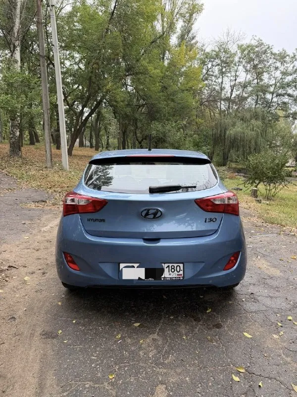 Продам hyundai i30 2012 года. Надёжный и экономичный автомобиль, в очень красивом цвете. Пробег 237000.
Двигатель 1.4. Работает без нареканий тяга очень хорошая, коробка шести ступенчатая механика переключает  очень мягко. По ходовой срочных вложений не требует.
Салон опрятный без дефектов.
По электрике работает всё в штатном режиме, не каких ошибок на приборной панели нет, кондиционер дует очень хорошо, стекла у автомобиля все заводские  включая лобовое, без трещин, из дополнительного установлена сигнализация с обратной связью, уже на зимней резине.
Птс оригинальный, 2 хозяина. Диагностическая карта на руках (тех. Осмотр) можно сразу ехать в мрэо переоформлять. Небольшой торг после осмотра. Обмен не интересует.
Цена 820000 торг после осмотра.
Осмотр в донецке.
79493016365
📲 Tg: дмитрий витальевич
📞 Звоните: +7(949)3016365 - фотография - 7