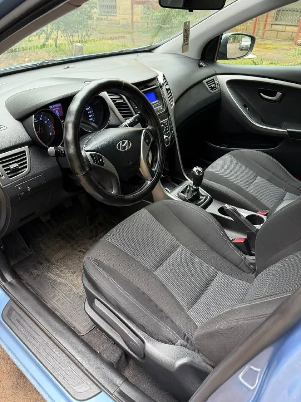 Продам hyundai i30 2012 года. Надёжный и экономичный автомобиль, в очень красивом цвете. Пробег 237000.
Двигатель 1.4. Работает без нареканий тяга очень хорошая, коробка шести ступенчатая механика переключает  очень мягко. По ходовой срочных вложений не требует.
Салон опрятный без дефектов.
По электрике работает всё в штатном режиме, не каких ошибок на приборной панели нет, кондиционер дует очень хорошо, стекла у автомобиля все заводские  включая лобовое, без трещин, из дополнительного установлена сигнализация с обратной связью, уже на зимней резине.
Птс оригинальный, 2 хозяина. Диагностическая карта на руках (тех. Осмотр) можно сразу ехать в мрэо переоформлять. Небольшой торг после осмотра. Обмен не интересует.
Цена 820000 торг после осмотра.
Осмотр в донецке.
79493016365
📲 Tg: дмитрий витальевич
📞 Звоните: +7(949)3016365 - фотография - 8