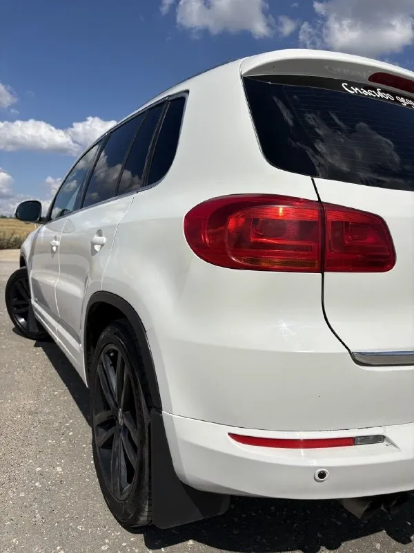 Продам volkswagen tiguan🔥
Год выпуска:2012🔥
Пробег, км:190.000 🔥
Модификация: 2.0 tsi 4motion at (170 л. С. )🔥
Тип двигателя:бензин🔥
Коробка передач :автомат 🔥
Привод:полный🔥
Тип кузова : внедорожник 5-дверный🔥
Koмплeктaция: sport&style🔥
Цвет:белый
❗️Двигатель работает ровно и стабильно, без лишних вибраций и посторонних шумов. Запуск уверенный, холостой ход стабильный, тяга ровная во всём диапазоне оборотов.
Турбина работает штатно, автомобиль уверенно набирает скорость и хорошо реагирует на педаль газа.
Течей масла и антифриза нет.
❗️Акпп работает штатно и плавно. Передачи переключаются чётко и своевременно, без рывков, ударов и задержек. Переключения вверх и вниз происходят мягко, без посторонних звуков.
❗️Подвеска работает собранно и уверенно, автомобиль хорошо держит дорогу, без раскачки и лишних вибраций.
При движении по неровностям посторонних стуков, скрипов и ударов нет.
Имеются дополнительные фото и видео.
✅Цена:1.199.999 тысяч
Возможен обмен.
Номер для связи:+79491472044 - фотография - 6