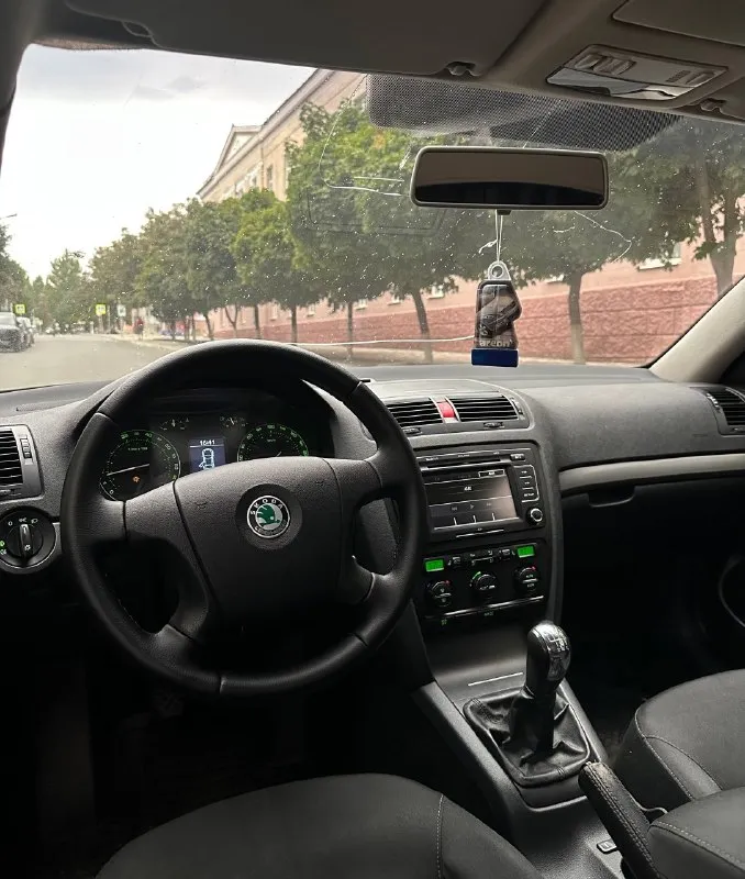 ❗️Продам skoda octavia a5❗️
Год выпуска: 2007
Двигатель: 1.8 turbo (240 л. С)
Коробка: механика ( 6 передач)
Автомобиль в отличном состоянии, кузов без гнили, дыр и вздутий, двигатель не дымит, не троит, ходовая часть без вложений, коробка на отлично, в машину было вложено много сил и денег, стоит две карты, одна на 200 л. С, вторая на 240 л. С.
Машина едет очень достойно, оригинальные rs на свежей резине kumho, установлена новая оптика.
По электрике работает все, не горит не одной ошибки, климат холодит отлично.
Комплектация: парктроники, электрорегулировка зеркал, 4-электростеклоподъемника, доводчики стекол, подогрев сидений, стоит оригинальная магнитола.
Цена:820.000₽ (торг)
+79493772338 (Телеграм)
+79494027760 (Телеграм)

📞 Звоните: +7(949)3772338 - фотография - 7