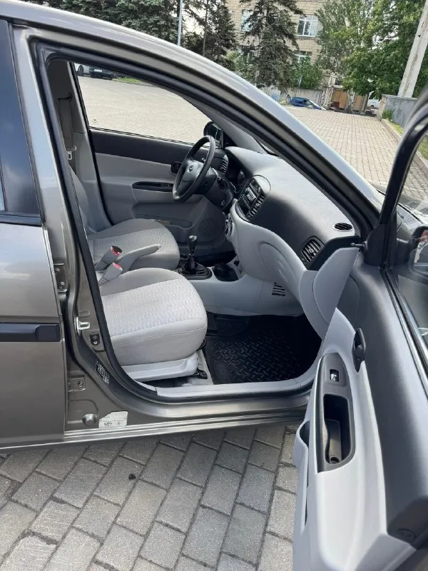 Продам hyundai accent.
Год выпуска 2008.
Двигатель 1.4 бензин, после кап ремонта, работает идеально. Коробка механическая, работает штатном режиме, не хрустит не выбивает. Ходовая часть без посторонних звуков.
Расходники все поменяны!
Кондиционер холодит хорошо!
Машина без дтп, стекла в круг родные включая лобовое!
Переоформление без проблем !
Находится в донецке.
Цена 525 000 руб торг.
Тел :+ 7 949-458-29-30.
Возможен обмен.
.
📞 Звоните: +7(949)4582930 - фотография - 3
