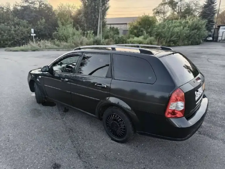 Продам chevrolet nubira настоящий кореец, 2005 год,1.8 газ/бензин, я второй хозяин, владею 4 года. Машина не бита, есть моменты по кузову в виде сколов и царапок. Весь металл родной по порогам был вторичной окрас 4 года назад. Состояние авто - сел, поехал.
Техническое и кузовное состояние на 4+, денег на машину не жалел.
Пробег родной 351 тыс. Км.
-Машина зашумлена в 2 слоя, стоит хорошая музыка, 2.5квт звука(100к денег).
-Bi-led линзы, led туманки, свет великолепный(отдавал порядка 40к с работой)
-9 Дюймовый android планшет с камерой заднего вида
-Мультируль
-2 Airbag
-Климат обслужен и отлично холодит
-Электро зеркала с подогревом, 4 стеклоподъёмника, цз, лобовое с подогревом дворников
- С баллоном на 60л под запаску(газ вписан)
-Съёмный фаркоп(тоже вписан)
-2 Комплекта новой резины на дисках, зима на титанах r15 лето на фото
-Заменены все расходники включая грм.
Цена 670 тыс. С торгом.
+79499447808 Сергей.
Макеевка, донецк
📲 Tg: @nnnastyazhe
📞 Звоните: +7(949)9447808 - фотография - 3