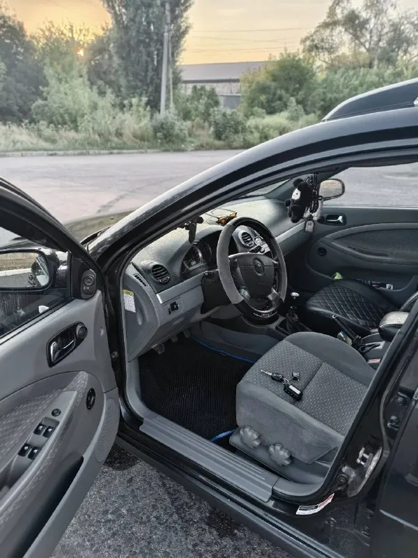 Продам chevrolet nubira настоящий кореец, 2005 год,1.8 газ/бензин, я второй хозяин, владею 4 года. Машина не бита, есть моменты по кузову в виде сколов и царапок. Весь металл родной по порогам был вторичной окрас 4 года назад. Состояние авто - сел, поехал.
Техническое и кузовное состояние на 4+, денег на машину не жалел.
Пробег родной 351 тыс. Км.
-Машина зашумлена в 2 слоя, стоит хорошая музыка, 2.5квт звука(100к денег).
-Bi-led линзы, led туманки, свет великолепный(отдавал порядка 40к с работой)
-9 Дюймовый android планшет с камерой заднего вида
-Мультируль
-2 Airbag
-Климат обслужен и отлично холодит
-Электро зеркала с подогревом, 4 стеклоподъёмника, цз, лобовое с подогревом дворников
- С баллоном на 60л под запаску(газ вписан)
-Съёмный фаркоп(тоже вписан)
-2 Комплекта новой резины на дисках, зима на титанах r15 лето на фото
-Заменены все расходники включая грм.
Цена 670 тыс. С торгом.
+79499447808 Сергей.
Макеевка, донецк
📲 Tg: @nnnastyazhe
📞 Звоните: +7(949)9447808 - фотография - 5