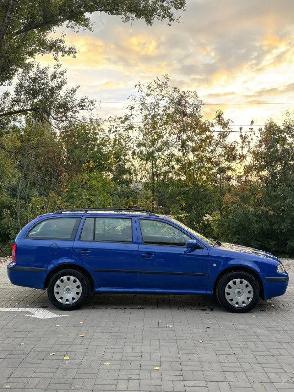Цена: 600.000
Skoda octavia a4 tour. Skoda октавия тур.
Кузов универсал. 2004. Механика, чешская сборка. 1 владелец в рф. Пригонялась из европы.
Пробег 256.000. Двигатель 1.6 bfq атмосферный простой и надежный, расхода масла нет, обслужен, течей и запотеваний нет - работает штатно. Был кап. Ремонт 5тыс назад. Есть подтверждение. Ошибок нет.
Красивый синий цвет. Пороги и дно автомобиля в отличном состоянии. По кузову хорошо сохранилась, ржавчины нет.
Родной окрас. Лобовое оригинал без трещин.
Комплектация: кондиционер рабочий, эл. Стеклоподьемники, подогрев зеркал и регулировка, asr, abs, airbag, оригинальный фальшпол в багажнике.
В ближайшее время делать ничего не нужно, автомобиль обслужен. Салон в хорошем состоянии. 2 ключа. Новая резина. Ручник рабочий.
Готова на любые проверки.
Макеевка. +79493594733

📞 Звоните: +7(949)3594733 - фотография - 2