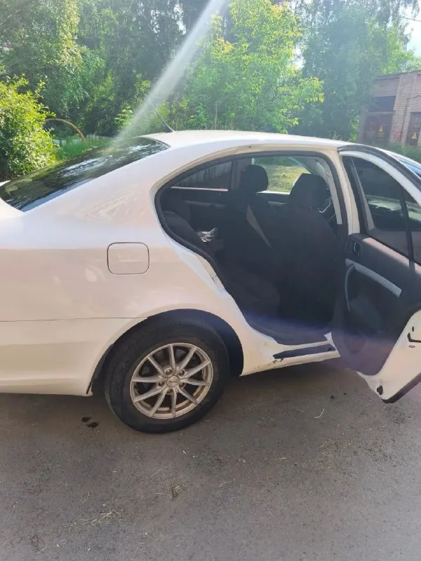 Продаю личный автомобиль владею с 2021 года, к данной авто относились бережно и заливался только маслом кастрол 5w-30 c3(ll) все 3 владельца, масло не расходуется и не дымит турбина, очень бодрый и резвый. По технически 4+ и обслуживался своевременно, есть все записи в книжке вложение не требуется на долго! Кузов вся в родной заводской окрасе! Двигатель немец самый надежный и экономный саха 1.4 tsi, который достигает 500-600тыс км пробега без капиталки (ознакомится можно в интернете). Предпоследняя комплектация, круиз контроль, двухзонный климат контроль и тд. На последнем фото объявлении видны повреждения левого крыла! Этой зимой со скоростью 20-30км/ч, в условиях гололедицы с легка задели левым крылом! Виноваты дорожники и дтп не был зафиксирован! Автотека вся прозрачная! Цена снижена с учетом болячек, нет времени заниматься, на езду не влияет! Колеса лето литье, зимний штамб и запаска новая! Сигнализация пандора x9! Бываю в городе таганрог и ростов на дону
89900662592 - фотография - 3