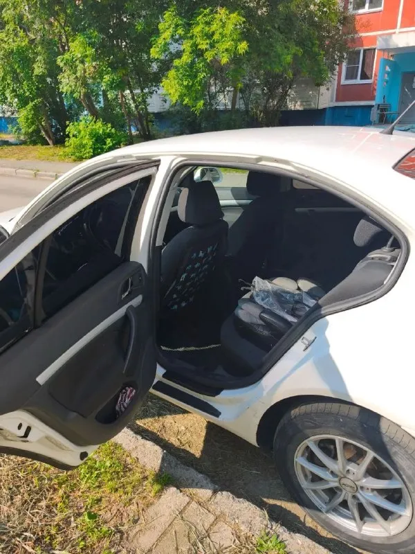 Продаю личный автомобиль владею с 2021 года, к данной авто относились бережно и заливался только маслом кастрол 5w-30 c3(ll) все 3 владельца, масло не расходуется и не дымит турбина, очень бодрый и резвый. По технически 4+ и обслуживался своевременно, есть все записи в книжке вложение не требуется на долго! Кузов вся в родной заводской окрасе! Двигатель немец самый надежный и экономный саха 1.4 tsi, который достигает 500-600тыс км пробега без капиталки (ознакомится можно в интернете). Предпоследняя комплектация, круиз контроль, двухзонный климат контроль и тд. На последнем фото объявлении видны повреждения левого крыла! Этой зимой со скоростью 20-30км/ч, в условиях гололедицы с легка задели левым крылом! Виноваты дорожники и дтп не был зафиксирован! Автотека вся прозрачная! Цена снижена с учетом болячек, нет времени заниматься, на езду не влияет! Колеса лето литье, зимний штамб и запаска новая! Сигнализация пандора x9! Бываю в городе таганрог и ростов на дону
89900662592 - фотография - 4