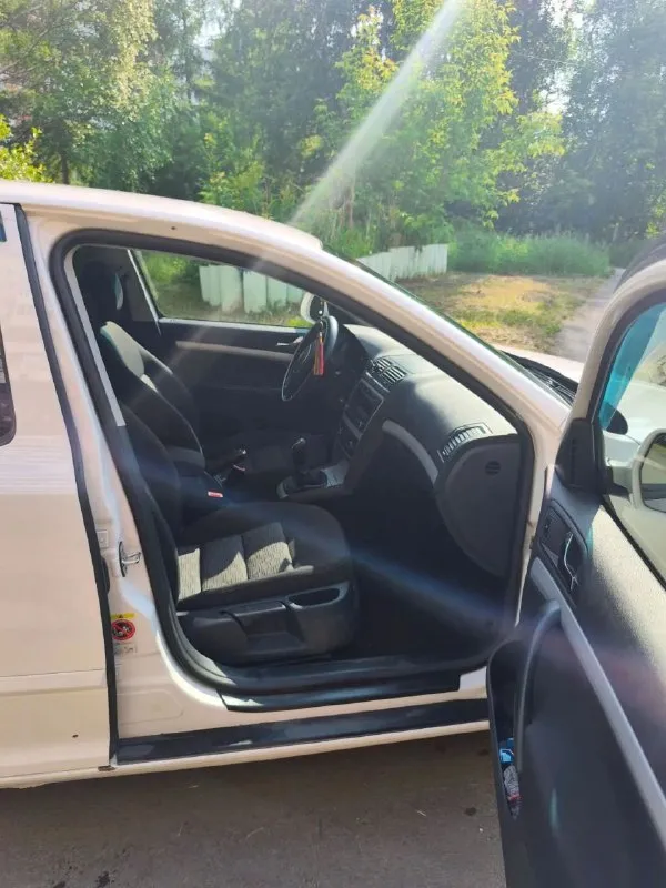 Продаю личный автомобиль владею с 2021 года, к данной авто относились бережно и заливался только маслом кастрол 5w-30 c3(ll) все 3 владельца, масло не расходуется и не дымит турбина, очень бодрый и резвый. По технически 4+ и обслуживался своевременно, есть все записи в книжке вложение не требуется на долго! Кузов вся в родной заводской окрасе! Двигатель немец самый надежный и экономный саха 1.4 tsi, который достигает 500-600тыс км пробега без капиталки (ознакомится можно в интернете). Предпоследняя комплектация, круиз контроль, двухзонный климат контроль и тд. На последнем фото объявлении видны повреждения левого крыла! Этой зимой со скоростью 20-30км/ч, в условиях гололедицы с легка задели левым крылом! Виноваты дорожники и дтп не был зафиксирован! Автотека вся прозрачная! Цена снижена с учетом болячек, нет времени заниматься, на езду не влияет! Колеса лето литье, зимний штамб и запаска новая! Сигнализация пандора x9! Бываю в городе таганрог и ростов на дону
89900662592 - фотография - 6