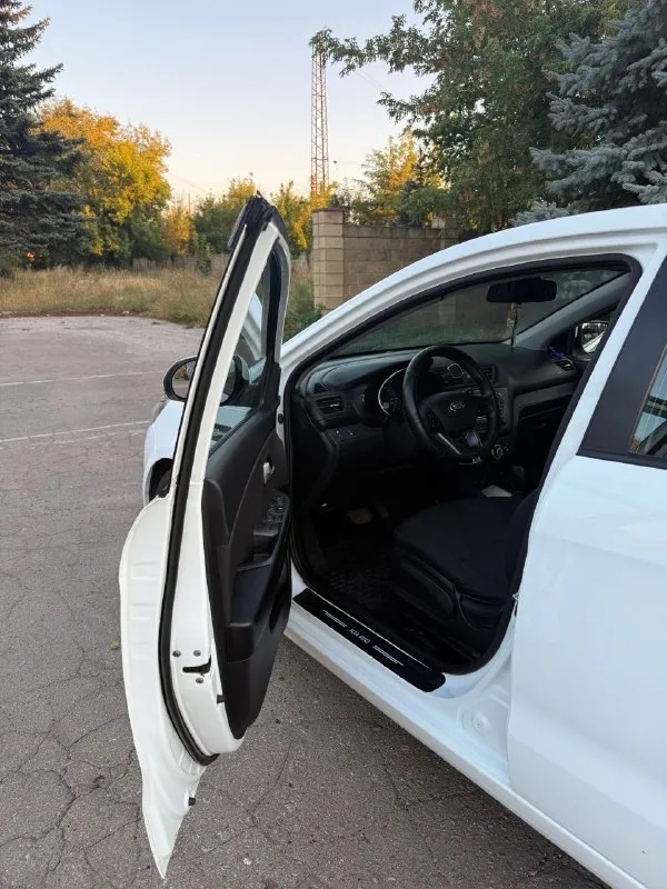 Продается киа рио 2013года.
Мотор 1.6. Пробег 151000 км.
Кпп автомат
Цена 915 р. Торг
Автомобиль в отличном состоянии, я второй владелец, без дтп, без залогов и ограничений. Все кузовные элементы родные. Подогрев зоны дворников, подогрев сидений, стеклоподъемники все. Все что должно работать, работает. Езжу каждый день, автомобиль надежный, ни разу не подводил.
За последнее время много сделано тормоза в круг, кондиционер обслуженный, ролики обводные, масло в двигателе
Звоните +79493892824
Собственник - фотография - 4