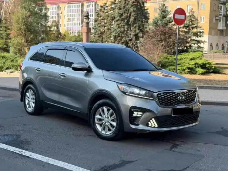 Kia sorento prime 2018 года
Надёжный и вместительный семейный кроссовер с бензиновым двигателем 2.4 и полноценными 7 местами.
Автомобиль в жирной комплектации: кожаный салон, подогревы, климат-контроль, мультимедиа, камера, парктроники, электроприводы и множество других полезных опций.
Салон в идеальном состоянии — всё время находился под чехлами, поэтому сиденья и обивка сохранились практически как новые.
Отличный вариант для семьи и дальних поездок: просторный салон, большой багажник и комфортная посадка. Автомобиль выглядит достойно и полностью готов к эксплуатации.
Расматриваем как обмен, так и продажу в кредит
Цена: 2.180.000₽
Детальнее по телефону
+79494538040 (Tg, whatsapp)
📲 Tg: @dream_of_sherg
📞 Звоните: +7(949)4538040 - фотография - 1
