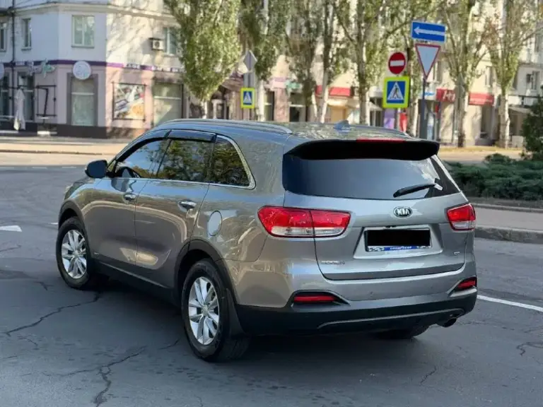 Kia sorento prime 2018 года
Надёжный и вместительный семейный кроссовер с бензиновым двигателем 2.4 и полноценными 7 местами.
Автомобиль в жирной комплектации: кожаный салон, подогревы, климат-контроль, мультимедиа, камера, парктроники, электроприводы и множество других полезных опций.
Салон в идеальном состоянии — всё время находился под чехлами, поэтому сиденья и обивка сохранились практически как новые.
Отличный вариант для семьи и дальних поездок: просторный салон, большой багажник и комфортная посадка. Автомобиль выглядит достойно и полностью готов к эксплуатации.
Расматриваем как обмен, так и продажу в кредит
Цена: 2.180.000₽
Детальнее по телефону
+79494538040 (Tg, whatsapp)
📲 Tg: @dream_of_sherg
📞 Звоните: +7(949)4538040 - фотография - 2