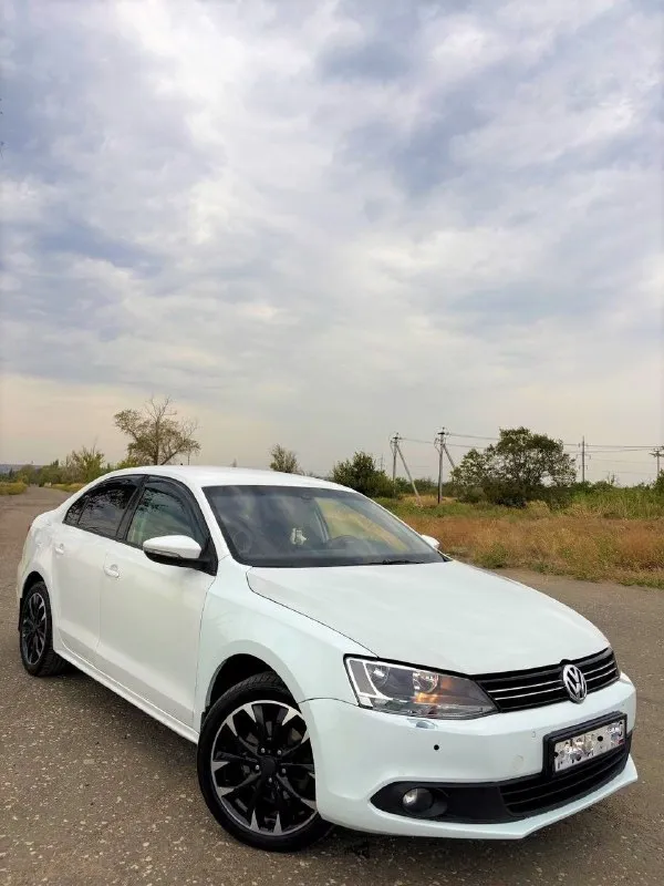 Продам volkswagen jetta🔥
Год выпуска:2012🔥
Пробег, км:210.000 🔥
Модификация:1.4 tsi mt (122 л. С. )🔥
Тип двигателя:бензин🔥
Коробка передач :механика 🔥
Привод:передний🔥
Тип кузова : седан🔥
Koмплeктaция: highline🔥
Цвет:белый
💥Продажа от собственника
💥Диски r17 на хорошей резине
Volkswagen jetta 6 | 2012 | 1.4 tsi 122 л. С. | 6-мкпп | 210 000 км
Продаю свою volkswagen jetta 6 2012 года в белом цвете. Автомобиль ухоженный и технически обслуженный. Машина отлично подходит как для ежедневной езды по городу, так и для дальних поездок.
✅ Полностью перебрана ходовая часть — сейчас ничего не стучит и не гремит, подвеска работает как должна.
✅ На пробеге 197 000 км выполнен ремонт турбины. После ремонта турбина работает исправно, двигатель хорошо тянет и работает ровно.
✅ На пробеге 208 000 км полностью заменено сцепление valeo original. То есть сцепление свежее и вопрос с ним на ближайшее время закрыт.
Имеются доп фото и видео.
✅Цена:799.999 тысяч
Номер для связи:+79491472044
Возможен пригон.
Возможен обмен - фотография - 1