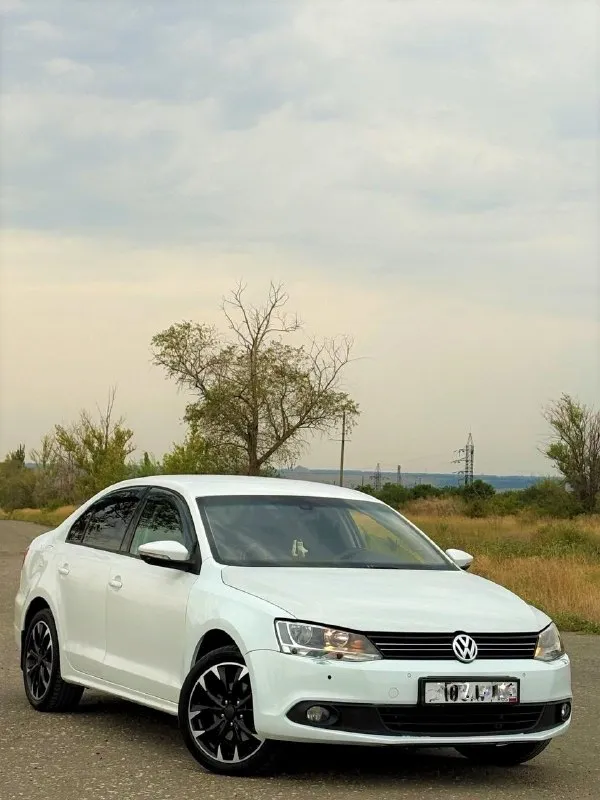 Продам volkswagen jetta🔥
Год выпуска:2012🔥
Пробег, км:210.000 🔥
Модификация:1.4 tsi mt (122 л. С. )🔥
Тип двигателя:бензин🔥
Коробка передач :механика 🔥
Привод:передний🔥
Тип кузова : седан🔥
Koмплeктaция: highline🔥
Цвет:белый
💥Продажа от собственника
💥Диски r17 на хорошей резине
Volkswagen jetta 6 | 2012 | 1.4 tsi 122 л. С. | 6-мкпп | 210 000 км
Продаю свою volkswagen jetta 6 2012 года в белом цвете. Автомобиль ухоженный и технически обслуженный. Машина отлично подходит как для ежедневной езды по городу, так и для дальних поездок.
✅ Полностью перебрана ходовая часть — сейчас ничего не стучит и не гремит, подвеска работает как должна.
✅ На пробеге 197 000 км выполнен ремонт турбины. После ремонта турбина работает исправно, двигатель хорошо тянет и работает ровно.
✅ На пробеге 208 000 км полностью заменено сцепление valeo original. То есть сцепление свежее и вопрос с ним на ближайшее время закрыт.
Имеются доп фото и видео.
✅Цена:799.999 тысяч
Номер для связи:+79491472044
Возможен пригон.
Возможен обмен - фотография - 2