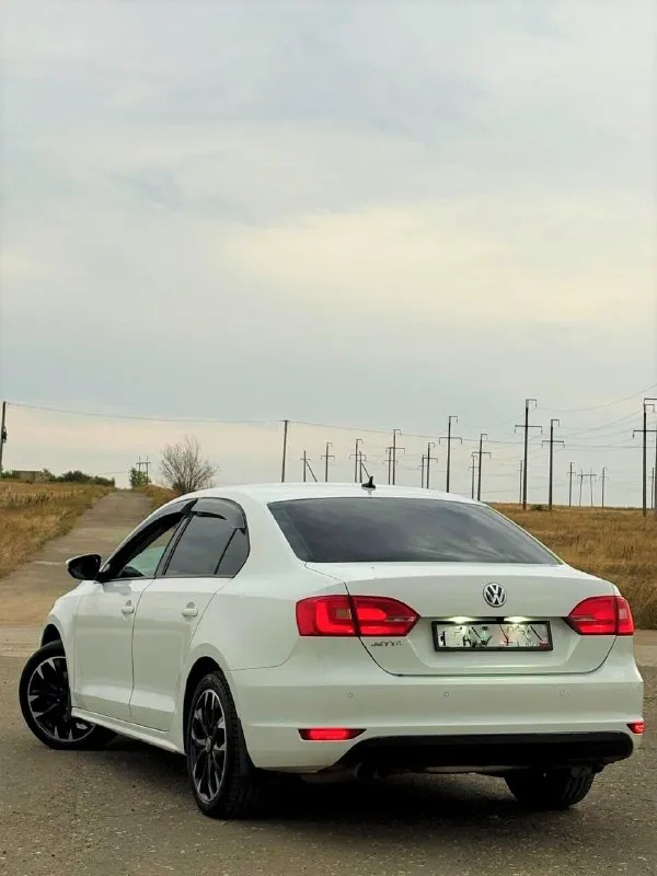 Продам volkswagen jetta🔥
Год выпуска:2012🔥
Пробег, км:210.000 🔥
Модификация:1.4 tsi mt (122 л. С. )🔥
Тип двигателя:бензин🔥
Коробка передач :механика 🔥
Привод:передний🔥
Тип кузова : седан🔥
Koмплeктaция: highline🔥
Цвет:белый
💥Продажа от собственника
💥Диски r17 на хорошей резине
Volkswagen jetta 6 | 2012 | 1.4 tsi 122 л. С. | 6-мкпп | 210 000 км
Продаю свою volkswagen jetta 6 2012 года в белом цвете. Автомобиль ухоженный и технически обслуженный. Машина отлично подходит как для ежедневной езды по городу, так и для дальних поездок.
✅ Полностью перебрана ходовая часть — сейчас ничего не стучит и не гремит, подвеска работает как должна.
✅ На пробеге 197 000 км выполнен ремонт турбины. После ремонта турбина работает исправно, двигатель хорошо тянет и работает ровно.
✅ На пробеге 208 000 км полностью заменено сцепление valeo original. То есть сцепление свежее и вопрос с ним на ближайшее время закрыт.
Имеются доп фото и видео.
✅Цена:799.999 тысяч
Номер для связи:+79491472044
Возможен пригон.
Возможен обмен - фотография - 3