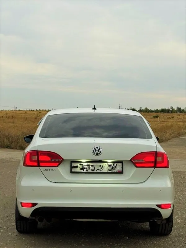 Продам volkswagen jetta🔥
Год выпуска:2012🔥
Пробег, км:210.000 🔥
Модификация:1.4 tsi mt (122 л. С. )🔥
Тип двигателя:бензин🔥
Коробка передач :механика 🔥
Привод:передний🔥
Тип кузова : седан🔥
Koмплeктaция: highline🔥
Цвет:белый
💥Продажа от собственника
💥Диски r17 на хорошей резине
Volkswagen jetta 6 | 2012 | 1.4 tsi 122 л. С. | 6-мкпп | 210 000 км
Продаю свою volkswagen jetta 6 2012 года в белом цвете. Автомобиль ухоженный и технически обслуженный. Машина отлично подходит как для ежедневной езды по городу, так и для дальних поездок.
✅ Полностью перебрана ходовая часть — сейчас ничего не стучит и не гремит, подвеска работает как должна.
✅ На пробеге 197 000 км выполнен ремонт турбины. После ремонта турбина работает исправно, двигатель хорошо тянет и работает ровно.
✅ На пробеге 208 000 км полностью заменено сцепление valeo original. То есть сцепление свежее и вопрос с ним на ближайшее время закрыт.
Имеются доп фото и видео.
✅Цена:799.999 тысяч
Номер для связи:+79491472044
Возможен пригон.
Возможен обмен - фотография - 4