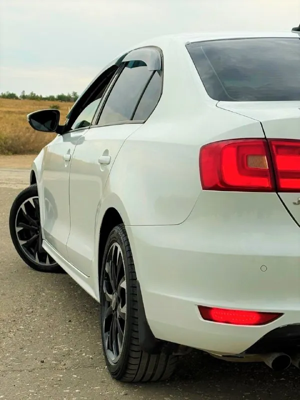 Продам volkswagen jetta🔥
Год выпуска:2012🔥
Пробег, км:210.000 🔥
Модификация:1.4 tsi mt (122 л. С. )🔥
Тип двигателя:бензин🔥
Коробка передач :механика 🔥
Привод:передний🔥
Тип кузова : седан🔥
Koмплeктaция: highline🔥
Цвет:белый
💥Продажа от собственника
💥Диски r17 на хорошей резине
Volkswagen jetta 6 | 2012 | 1.4 tsi 122 л. С. | 6-мкпп | 210 000 км
Продаю свою volkswagen jetta 6 2012 года в белом цвете. Автомобиль ухоженный и технически обслуженный. Машина отлично подходит как для ежедневной езды по городу, так и для дальних поездок.
✅ Полностью перебрана ходовая часть — сейчас ничего не стучит и не гремит, подвеска работает как должна.
✅ На пробеге 197 000 км выполнен ремонт турбины. После ремонта турбина работает исправно, двигатель хорошо тянет и работает ровно.
✅ На пробеге 208 000 км полностью заменено сцепление valeo original. То есть сцепление свежее и вопрос с ним на ближайшее время закрыт.
Имеются доп фото и видео.
✅Цена:799.999 тысяч
Номер для связи:+79491472044
Возможен пригон.
Возможен обмен - фотография - 5