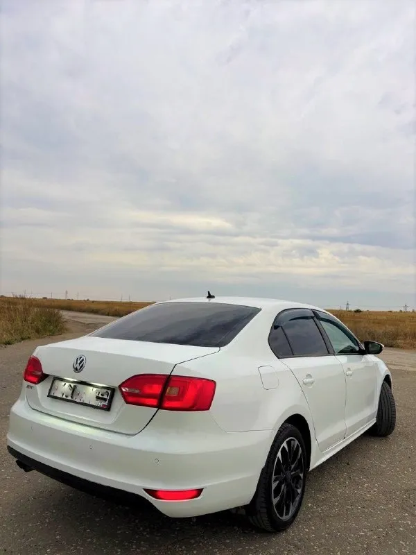 Продам volkswagen jetta🔥
Год выпуска:2012🔥
Пробег, км:210.000 🔥
Модификация:1.4 tsi mt (122 л. С. )🔥
Тип двигателя:бензин🔥
Коробка передач :механика 🔥
Привод:передний🔥
Тип кузова : седан🔥
Koмплeктaция: highline🔥
Цвет:белый
💥Продажа от собственника
💥Диски r17 на хорошей резине
Volkswagen jetta 6 | 2012 | 1.4 tsi 122 л. С. | 6-мкпп | 210 000 км
Продаю свою volkswagen jetta 6 2012 года в белом цвете. Автомобиль ухоженный и технически обслуженный. Машина отлично подходит как для ежедневной езды по городу, так и для дальних поездок.
✅ Полностью перебрана ходовая часть — сейчас ничего не стучит и не гремит, подвеска работает как должна.
✅ На пробеге 197 000 км выполнен ремонт турбины. После ремонта турбина работает исправно, двигатель хорошо тянет и работает ровно.
✅ На пробеге 208 000 км полностью заменено сцепление valeo original. То есть сцепление свежее и вопрос с ним на ближайшее время закрыт.
Имеются доп фото и видео.
✅Цена:799.999 тысяч
Номер для связи:+79491472044
Возможен пригон.
Возможен обмен - фотография - 6