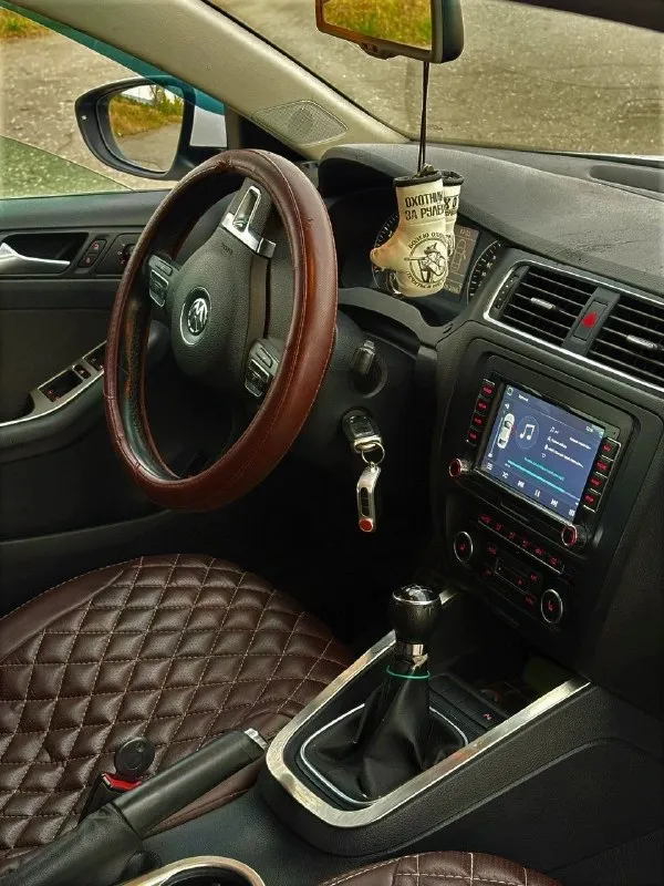 Продам volkswagen jetta🔥
Год выпуска:2012🔥
Пробег, км:210.000 🔥
Модификация:1.4 tsi mt (122 л. С. )🔥
Тип двигателя:бензин🔥
Коробка передач :механика 🔥
Привод:передний🔥
Тип кузова : седан🔥
Koмплeктaция: highline🔥
Цвет:белый
💥Продажа от собственника
💥Диски r17 на хорошей резине
Volkswagen jetta 6 | 2012 | 1.4 tsi 122 л. С. | 6-мкпп | 210 000 км
Продаю свою volkswagen jetta 6 2012 года в белом цвете. Автомобиль ухоженный и технически обслуженный. Машина отлично подходит как для ежедневной езды по городу, так и для дальних поездок.
✅ Полностью перебрана ходовая часть — сейчас ничего не стучит и не гремит, подвеска работает как должна.
✅ На пробеге 197 000 км выполнен ремонт турбины. После ремонта турбина работает исправно, двигатель хорошо тянет и работает ровно.
✅ На пробеге 208 000 км полностью заменено сцепление valeo original. То есть сцепление свежее и вопрос с ним на ближайшее время закрыт.
Имеются доп фото и видео.
✅Цена:799.999 тысяч
Номер для связи:+79491472044
Возможен пригон.
Возможен обмен - фотография - 7