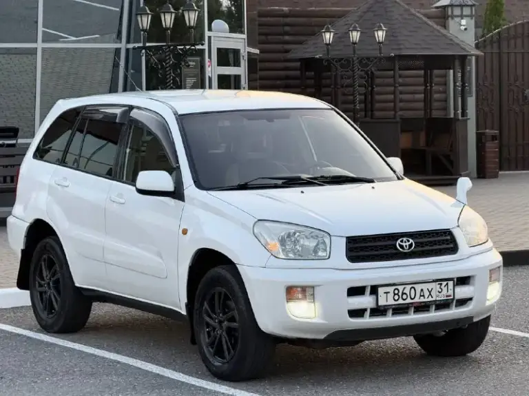 Продам: toyota rav4, ll поколение, 1.8 л, 125 л. С. Находится в одной семье с 2016 г (более 10 лет) заводской окрас кузова, без дтп, без ржавчины. Есть гбо, пропан, последнее поколение на 60 л. Двигатель надёжный и неприхотливый, работает отлично, подкапотное пространство в состоянии нового, масла и фильтра заменены. Автомат без нареканий, переключает замечательно. Ходовая обслужена в июле : новые стойки, пружины, все ступичные, задние сайлентблоки и наконечники. Стоит приличная резина на 17х японских дисках. Очень редкий бело-перламутровый окрас и ещё более лимитированный светло-кремовый салон. Цена : 800.000 рублей. Обмен не рассматриваю. Находится в г макеевка, район поликлиники №3. Контакты : +7(949)003-33-27 ; +7(979)028-27-27 мессенджер telegram и max есть на первом тел. - фотография - 1