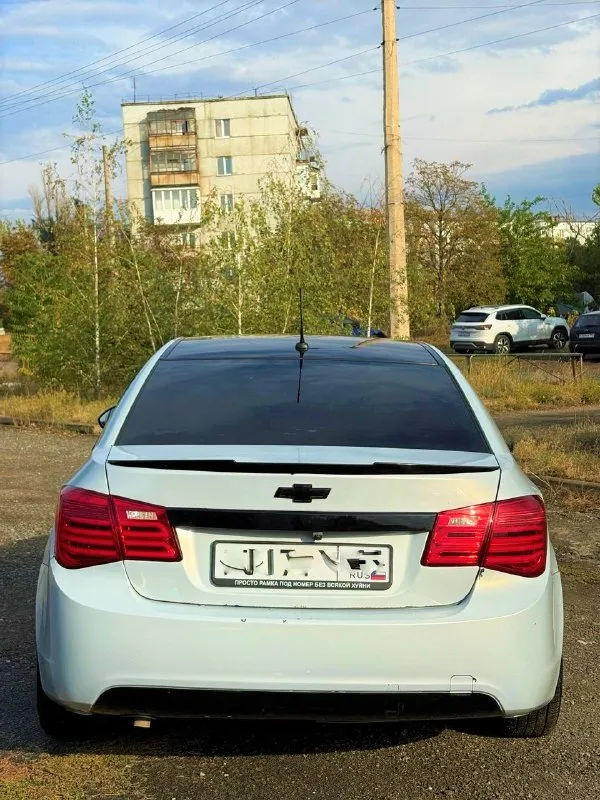 Продам chevrolet cruze🔥
Год выпуска:2012🔥
Пробег, км:200.000 🔥
Модификация:1.6 at (109 л. С. )🔥
Тип двигателя:бензин🔥
Коробка передач :автомат🔥
Привод:передний🔥
Тип кузова : седан🔥
Koмплeктaция: ls🔥
💥Диски r16 на хорошей резине
🕶 Тонировка 5% по кругу
🔊Музыкальная машина (100к+)
🔧 По технике:
• Двигатель 1.6 работает ровно и уверенно
• Заводится с пол-оборота
• Не дымит, не троит, посторонних звуков нет
• Коробка at работает штатно, передачи переключает плавно, без неприятных рывков
• Ходовая полностью сделана — автомобиль только выехал после ремонта
• Ничего не стучит и не гремит
• Дорогу держит уверенно, управление приятное и предсказуемое
🛠 По кузову:
Имеются возрастные нюансы и косметические моменты, соответствующие году автомобиля.
🔊 Музыка:
Отдельный плюс автомобиля — установленная аудиосистема стоимостью 100 000+ ₽. Не просто штатная музыка, а полноценная система для тех, кто любит качественный звук.
✅Цена:449.999 тысяч
🔄 Возможен обмен.
🚚 Возможен пригон.
Номер для связи:+79491472044 - фотография - 7