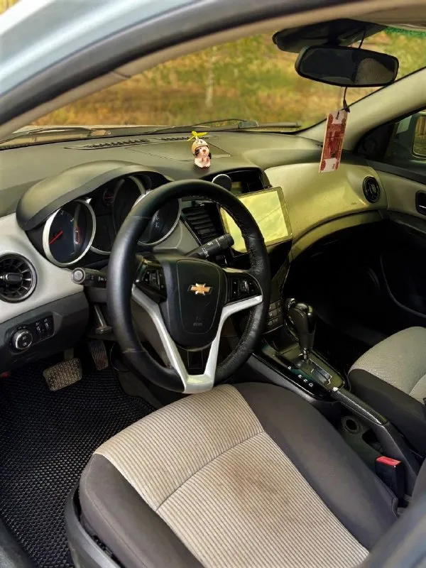 Продам chevrolet cruze🔥
Год выпуска:2012🔥
Пробег, км:200.000 🔥
Модификация:1.6 at (109 л. С. )🔥
Тип двигателя:бензин🔥
Коробка передач :автомат🔥
Привод:передний🔥
Тип кузова : седан🔥
Koмплeктaция: ls🔥
💥Диски r16 на хорошей резине
🕶 Тонировка 5% по кругу
🔊Музыкальная машина (100к+)
🔧 По технике:
• Двигатель 1.6 работает ровно и уверенно
• Заводится с пол-оборота
• Не дымит, не троит, посторонних звуков нет
• Коробка at работает штатно, передачи переключает плавно, без неприятных рывков
• Ходовая полностью сделана — автомобиль только выехал после ремонта
• Ничего не стучит и не гремит
• Дорогу держит уверенно, управление приятное и предсказуемое
🛠 По кузову:
Имеются возрастные нюансы и косметические моменты, соответствующие году автомобиля.
🔊 Музыка:
Отдельный плюс автомобиля — установленная аудиосистема стоимостью 100 000+ ₽. Не просто штатная музыка, а полноценная система для тех, кто любит качественный звук.
✅Цена:449.999 тысяч
🔄 Возможен обмен.
🚚 Возможен пригон.
Номер для связи:+79491472044 - фотография - 8