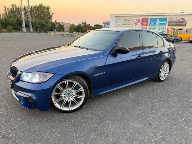 Bmw 325xi, 2007 год.
Под капотом — бензиновый двигатель n52b30af объёмом 3.0 литра, полный привод и классический автомат.
Пробег 171 500 км.
Автомобиль в хорошем состоянии: оцинкованный кузов без коррозии, стёкла оригинальные. Работает ровно, коробка переключает чётко, климат-контроль холодит.
Автомобиль полностью обслужили, сел и поехал.
Документы в полном порядке, техосмотр пройден, продажа от собственника.
Цена — 950 000 рублей.
Есть комплект хороших дисков r19 с резиной в сборе.
Город: донецк. Телефон: +79493710826 (есть мах, telegram). По запросу отправим видеообзор автомобиля.
📲 Tg: @oleg_bbb1
📞 Звоните: +7(949)3710826 - фотография - 1