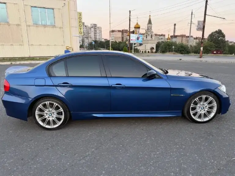Bmw 325xi, 2007 год.
Под капотом — бензиновый двигатель n52b30af объёмом 3.0 литра, полный привод и классический автомат.
Пробег 171 500 км.
Автомобиль в хорошем состоянии: оцинкованный кузов без коррозии, стёкла оригинальные. Работает ровно, коробка переключает чётко, климат-контроль холодит.
Автомобиль полностью обслужили, сел и поехал.
Документы в полном порядке, техосмотр пройден, продажа от собственника.
Цена — 950 000 рублей.
Есть комплект хороших дисков r19 с резиной в сборе.
Город: донецк. Телефон: +79493710826 (есть мах, telegram). По запросу отправим видеообзор автомобиля.
📲 Tg: @oleg_bbb1
📞 Звоните: +7(949)3710826 - фотография - 7