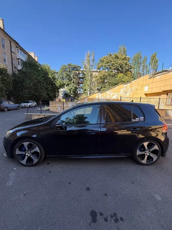 Vw golf r mk6 stage 3 (370 л. С. ) — dq500, k04, full build

Продается заряженный golf r mk6 в кузове хэтчбек.

⚙️ Техническая часть — 5/5:

· Двигатель: заменен на контрактный на пробеге 240 000 км (текущий пробег мотора — всего 80 000 км).
· Тюнинг (stage 3): турбина k04, впуск, выпуск, прямоточная трасса на 76-й трубе. 0-100 4.01 сек, 100-200 10.9 сек
· Трансмиссия: установлена dsg dq500 (от audi rs) с прошивкой stage 3 — держит момент с запасом.
· Тормоза: усиленные 4-поршневые механизмы спереди.

🔧 Кузов:
Есть возрастные косметические недочеты (фото пришлю в личку/по запросу).

💰 Цена: 1.9 млн ₽.
🔥 Для быстрых торг

Телефон для связи
Telegram +79495957245 - фотография - 3