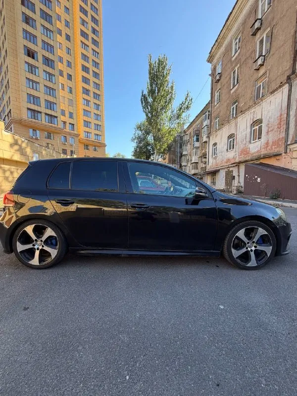 Vw golf r mk6 stage 3 (370 л. С. ) — dq500, k04, full build

Продается заряженный golf r mk6 в кузове хэтчбек.

⚙️ Техническая часть — 5/5:

· Двигатель: заменен на контрактный на пробеге 240 000 км (текущий пробег мотора — всего 80 000 км).
· Тюнинг (stage 3): турбина k04, впуск, выпуск, прямоточная трасса на 76-й трубе. 0-100 4.01 сек, 100-200 10.9 сек
· Трансмиссия: установлена dsg dq500 (от audi rs) с прошивкой stage 3 — держит момент с запасом.
· Тормоза: усиленные 4-поршневые механизмы спереди.

🔧 Кузов:
Есть возрастные косметические недочеты (фото пришлю в личку/по запросу).

💰 Цена: 1.9 млн ₽.
🔥 Для быстрых торг

Телефон для связи
Telegram +79495957245 - фотография - 4