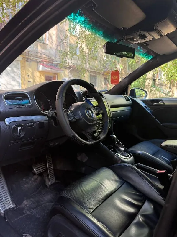 Vw golf r mk6 stage 3 (370 л. С. ) — dq500, k04, full build

Продается заряженный golf r mk6 в кузове хэтчбек.

⚙️ Техническая часть — 5/5:

· Двигатель: заменен на контрактный на пробеге 240 000 км (текущий пробег мотора — всего 80 000 км).
· Тюнинг (stage 3): турбина k04, впуск, выпуск, прямоточная трасса на 76-й трубе. 0-100 4.01 сек, 100-200 10.9 сек
· Трансмиссия: установлена dsg dq500 (от audi rs) с прошивкой stage 3 — держит момент с запасом.
· Тормоза: усиленные 4-поршневые механизмы спереди.

🔧 Кузов:
Есть возрастные косметические недочеты (фото пришлю в личку/по запросу).

💰 Цена: 1.9 млн ₽.
🔥 Для быстрых торг

Телефон для связи
Telegram +79495957245 - фотография - 5