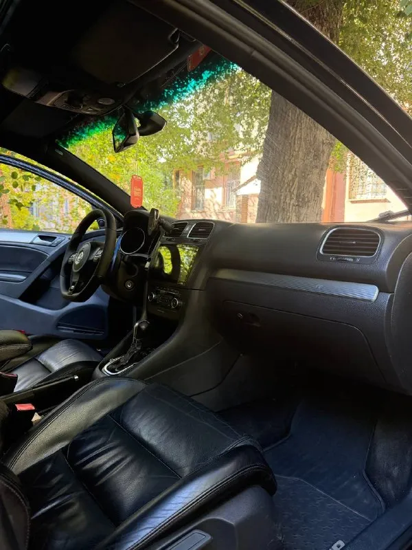 Vw golf r mk6 stage 3 (370 л. С. ) — dq500, k04, full build

Продается заряженный golf r mk6 в кузове хэтчбек.

⚙️ Техническая часть — 5/5:

· Двигатель: заменен на контрактный на пробеге 240 000 км (текущий пробег мотора — всего 80 000 км).
· Тюнинг (stage 3): турбина k04, впуск, выпуск, прямоточная трасса на 76-й трубе. 0-100 4.01 сек, 100-200 10.9 сек
· Трансмиссия: установлена dsg dq500 (от audi rs) с прошивкой stage 3 — держит момент с запасом.
· Тормоза: усиленные 4-поршневые механизмы спереди.

🔧 Кузов:
Есть возрастные косметические недочеты (фото пришлю в личку/по запросу).

💰 Цена: 1.9 млн ₽.
🔥 Для быстрых торг

Телефон для связи
Telegram +79495957245 - фотография - 6