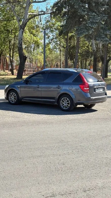 Продам kia ceed 2010г. (универсал)
Сборка:словакия!
Двигатель: 1.6 турбо-дизель
Коробка: механика 6ст
Пробег: 265.000 родной
Очень надежный семейный автомобиль, с большим багажником, пригнана с европы. Более 7 лет в одних руках.
Вся в родном окрасе.
2 Комплекта чехлов.
2 Комплекта резины:
Лето r16(kumho)новая проехала 300км
Зима r15(nokian) целый протектор
Заменена цепь грм, свечи накала. Замена масла каждые 6000 км. Все ставилось оригинальное.
Техническая часть на твердую 5!
Любые проверки.
Заменены динамики в круг играют очень достойно и стоит магнитола teyes с камерой заднего вида, датчики давления в шинах(все вместе обошлось около 100т. Р)видеорегистратор xiaomi 70 mai.
Фары в бронепленке.
Перетянут руль в кожу с алькантарой.
Сигнализация с автозапуском.2 ключа.
Продаю т. К приобрел новое авто
Цена: 790.000 руб торг
Осмотр:макеевка, дальше можно обсудить
+79493986397
.
📞 Звоните: +7(949)3986397 - фотография - 3