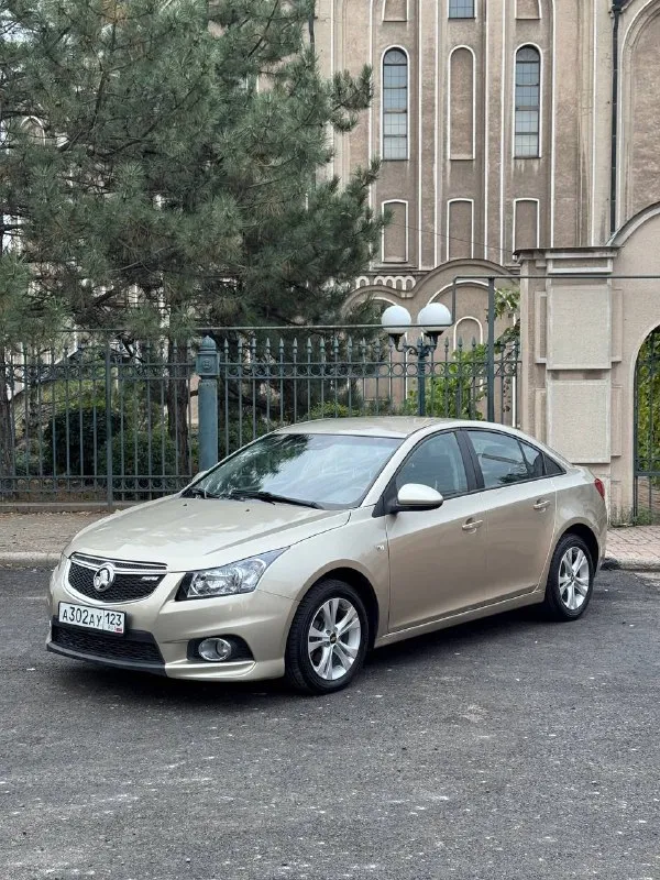 Продается chevrolet cruze 2012 год 1.6 мкпп -пробег 195.000 км родной 100% подтвержден автотекой
Цена 715.000 руб + разумный торг реальному покупателю
1 Собственник
2 Ключа
Тех осмотр пройден шевроле круз -двигатель самый надежный в линейки работает идеально не троит не дымит масло не ест !
Коробка также на отлично переключает мягко все передачи не хрустит не вылетает
По ходовой мячик не стучит не гремит на дороге стоит уверено никуда не ведет
Все стекла родные лобовое без трещин
По кузову выглядит отлично без гнили и ржавчины пороги, днище, низа дверей в отличном состояние
Состояние отличное сел и поехал куда угодно из последних вложений новый грм с помпой, масло с фильтрами, свечи, стойки стабилизатора, прокладка клап крышки, тормозные блины с колодками
-Комплектация ls -переоформление без проблем могу присутствовать в мрэо документы кристально чистые без штрафов, запретов и. Т. Д -вин код и номер двигателя читаются идеально
Осмотр макеевка центр -тел +7-949-20-20-555 и есть тг на этом номере - фотография - 1