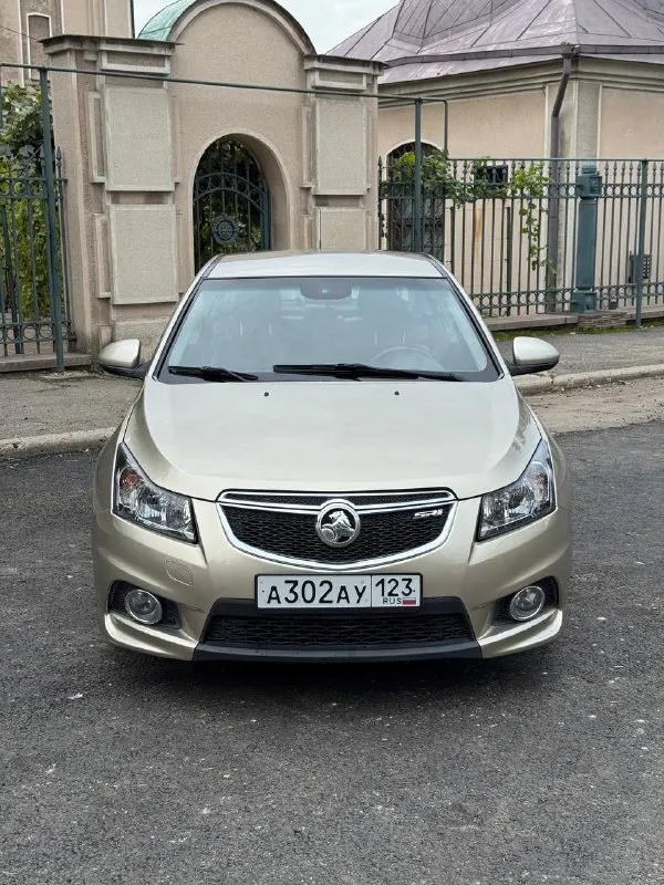 Продается chevrolet cruze 2012 год 1.6 мкпп -пробег 195.000 км родной 100% подтвержден автотекой
Цена 715.000 руб + разумный торг реальному покупателю
1 Собственник
2 Ключа
Тех осмотр пройден шевроле круз -двигатель самый надежный в линейки работает идеально не троит не дымит масло не ест !
Коробка также на отлично переключает мягко все передачи не хрустит не вылетает
По ходовой мячик не стучит не гремит на дороге стоит уверено никуда не ведет
Все стекла родные лобовое без трещин
По кузову выглядит отлично без гнили и ржавчины пороги, днище, низа дверей в отличном состояние
Состояние отличное сел и поехал куда угодно из последних вложений новый грм с помпой, масло с фильтрами, свечи, стойки стабилизатора, прокладка клап крышки, тормозные блины с колодками
-Комплектация ls -переоформление без проблем могу присутствовать в мрэо документы кристально чистые без штрафов, запретов и. Т. Д -вин код и номер двигателя читаются идеально
Осмотр макеевка центр -тел +7-949-20-20-555 и есть тг на этом номере - фотография - 2