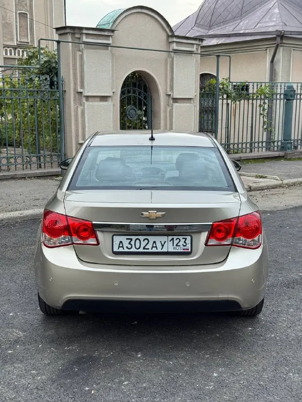 Продается chevrolet cruze 2012 год 1.6 мкпп -пробег 195.000 км родной 100% подтвержден автотекой
Цена 715.000 руб + разумный торг реальному покупателю
1 Собственник
2 Ключа
Тех осмотр пройден шевроле круз -двигатель самый надежный в линейки работает идеально не троит не дымит масло не ест !
Коробка также на отлично переключает мягко все передачи не хрустит не вылетает
По ходовой мячик не стучит не гремит на дороге стоит уверено никуда не ведет
Все стекла родные лобовое без трещин
По кузову выглядит отлично без гнили и ржавчины пороги, днище, низа дверей в отличном состояние
Состояние отличное сел и поехал куда угодно из последних вложений новый грм с помпой, масло с фильтрами, свечи, стойки стабилизатора, прокладка клап крышки, тормозные блины с колодками
-Комплектация ls -переоформление без проблем могу присутствовать в мрэо документы кристально чистые без штрафов, запретов и. Т. Д -вин код и номер двигателя читаются идеально
Осмотр макеевка центр -тел +7-949-20-20-555 и есть тг на этом номере - фотография - 4
