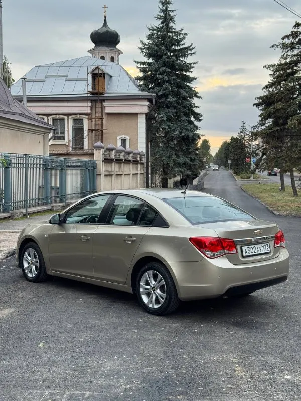 Продается chevrolet cruze 2012 год 1.6 мкпп -пробег 195.000 км родной 100% подтвержден автотекой
Цена 715.000 руб + разумный торг реальному покупателю
1 Собственник
2 Ключа
Тех осмотр пройден шевроле круз -двигатель самый надежный в линейки работает идеально не троит не дымит масло не ест !
Коробка также на отлично переключает мягко все передачи не хрустит не вылетает
По ходовой мячик не стучит не гремит на дороге стоит уверено никуда не ведет
Все стекла родные лобовое без трещин
По кузову выглядит отлично без гнили и ржавчины пороги, днище, низа дверей в отличном состояние
Состояние отличное сел и поехал куда угодно из последних вложений новый грм с помпой, масло с фильтрами, свечи, стойки стабилизатора, прокладка клап крышки, тормозные блины с колодками
-Комплектация ls -переоформление без проблем могу присутствовать в мрэо документы кристально чистые без штрафов, запретов и. Т. Д -вин код и номер двигателя читаются идеально
Осмотр макеевка центр -тел +7-949-20-20-555 и есть тг на этом номере - фотография - 5