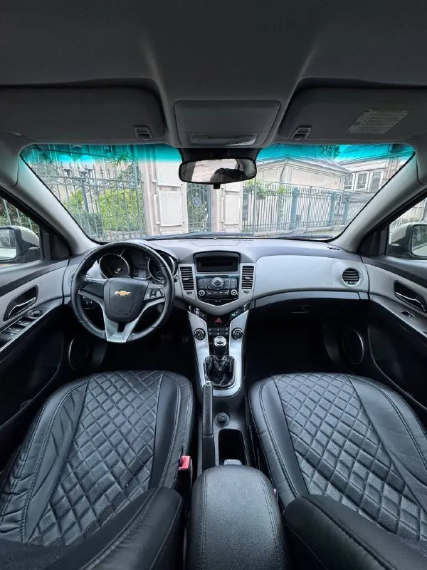 Продается chevrolet cruze 2012 год 1.6 мкпп -пробег 195.000 км родной 100% подтвержден автотекой
Цена 715.000 руб + разумный торг реальному покупателю
1 Собственник
2 Ключа
Тех осмотр пройден шевроле круз -двигатель самый надежный в линейки работает идеально не троит не дымит масло не ест !
Коробка также на отлично переключает мягко все передачи не хрустит не вылетает
По ходовой мячик не стучит не гремит на дороге стоит уверено никуда не ведет
Все стекла родные лобовое без трещин
По кузову выглядит отлично без гнили и ржавчины пороги, днище, низа дверей в отличном состояние
Состояние отличное сел и поехал куда угодно из последних вложений новый грм с помпой, масло с фильтрами, свечи, стойки стабилизатора, прокладка клап крышки, тормозные блины с колодками
-Комплектация ls -переоформление без проблем могу присутствовать в мрэо документы кристально чистые без штрафов, запретов и. Т. Д -вин код и номер двигателя читаются идеально
Осмотр макеевка центр -тел +7-949-20-20-555 и есть тг на этом номере - фотография - 7