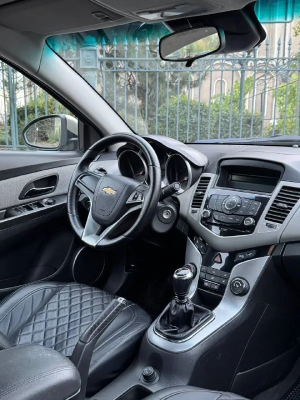 Продается chevrolet cruze 2012 год 1.6 мкпп -пробег 195.000 км родной 100% подтвержден автотекой
Цена 715.000 руб + разумный торг реальному покупателю
1 Собственник
2 Ключа
Тех осмотр пройден шевроле круз -двигатель самый надежный в линейки работает идеально не троит не дымит масло не ест !
Коробка также на отлично переключает мягко все передачи не хрустит не вылетает
По ходовой мячик не стучит не гремит на дороге стоит уверено никуда не ведет
Все стекла родные лобовое без трещин
По кузову выглядит отлично без гнили и ржавчины пороги, днище, низа дверей в отличном состояние
Состояние отличное сел и поехал куда угодно из последних вложений новый грм с помпой, масло с фильтрами, свечи, стойки стабилизатора, прокладка клап крышки, тормозные блины с колодками
-Комплектация ls -переоформление без проблем могу присутствовать в мрэо документы кристально чистые без штрафов, запретов и. Т. Д -вин код и номер двигателя читаются идеально
Осмотр макеевка центр -тел +7-949-20-20-555 и есть тг на этом номере - фотография - 8