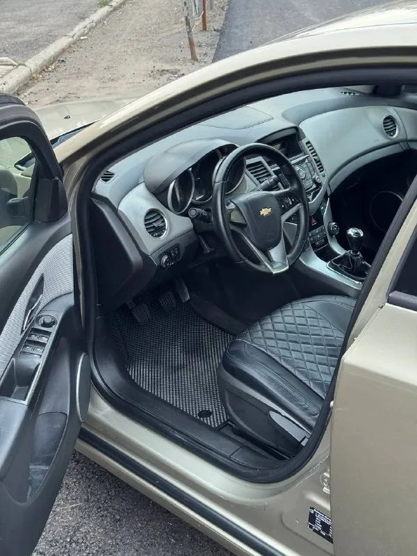 Продается chevrolet cruze 2012 год 1.6 мкпп -пробег 195.000 км родной 100% подтвержден автотекой
Цена 715.000 руб + разумный торг реальному покупателю
1 Собственник
2 Ключа
Тех осмотр пройден шевроле круз -двигатель самый надежный в линейки работает идеально не троит не дымит масло не ест !
Коробка также на отлично переключает мягко все передачи не хрустит не вылетает
По ходовой мячик не стучит не гремит на дороге стоит уверено никуда не ведет
Все стекла родные лобовое без трещин
По кузову выглядит отлично без гнили и ржавчины пороги, днище, низа дверей в отличном состояние
Состояние отличное сел и поехал куда угодно из последних вложений новый грм с помпой, масло с фильтрами, свечи, стойки стабилизатора, прокладка клап крышки, тормозные блины с колодками
-Комплектация ls -переоформление без проблем могу присутствовать в мрэо документы кристально чистые без штрафов, запретов и. Т. Д -вин код и номер двигателя читаются идеально
Осмотр макеевка центр -тел +7-949-20-20-555 и есть тг на этом номере - фотография - 9